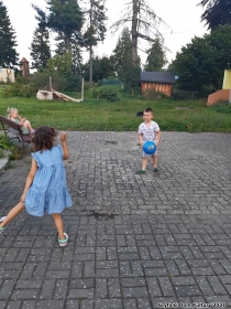 Zabawy w plenerze - świetlica wiejska w Rzęskowie